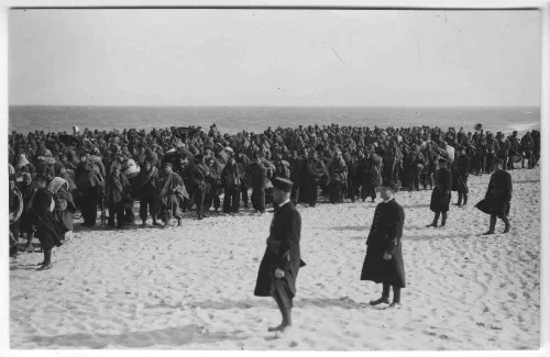 Refugiados republicanos españoles llegando al campo de Le Barcarès en Francia en 1939