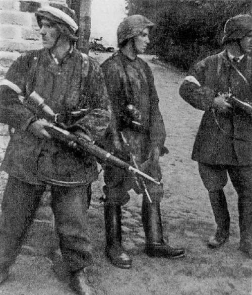 Soldados del Armia Krajowa del Batallón Zośka durante el levantamiento de Varsovia, agosto de 1944