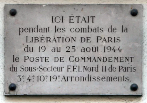 Combatientes de la Resistencia francesa con armas durante la liberación de una ciudad en 1944