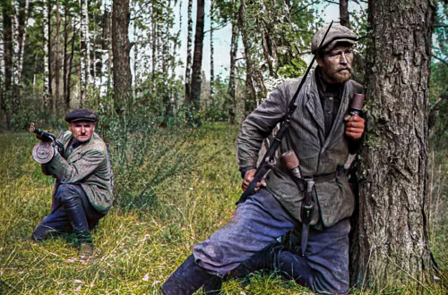 Dos partisanos soviéticos armados en los bosques de Bielorrusia en 1943